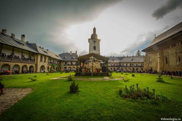 (Foto) Slujba Privegherii la hramul Mănăstirii Neamţ – 2017