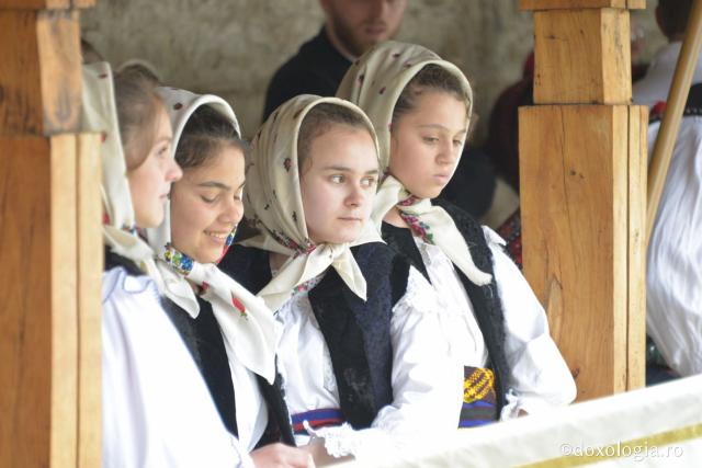 (Foto) Recunoștință pentru darul sfințeniei – chipuri în rugăciune