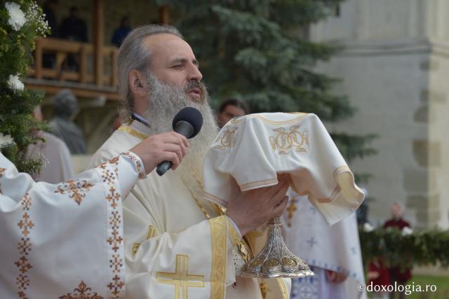 Sfânta Liturghie în ziua de prăznuire a Sfântului Mitropolit Iacob Putneanul (Galerie FOTO)