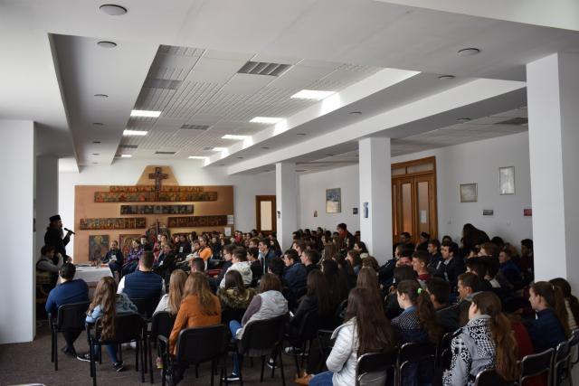 Tinerii de pe Valea Muntelui Ceahlău: „...cum să nu călătorim singuri”