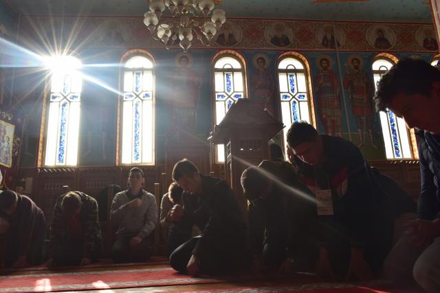 Tinerii de pe Valea Muntelui Ceahlău: „...cum să nu călătorim singuri”