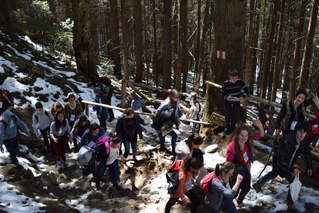Tinerii de pe Valea Muntelui Ceahlău: „...cum să nu călătorim singuri”