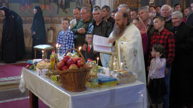 Liturghie arhierească la Mănăstirea Cămârzani