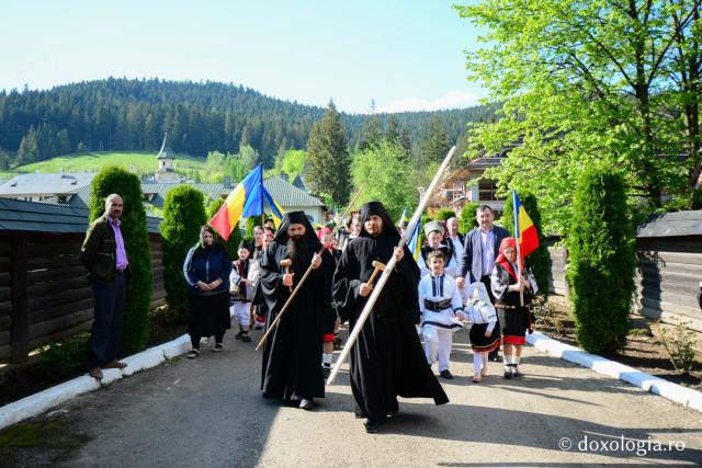 (Foto) „În sunetul clopotelor” – Procesiune cu moaştele Sfinţilor putneni
