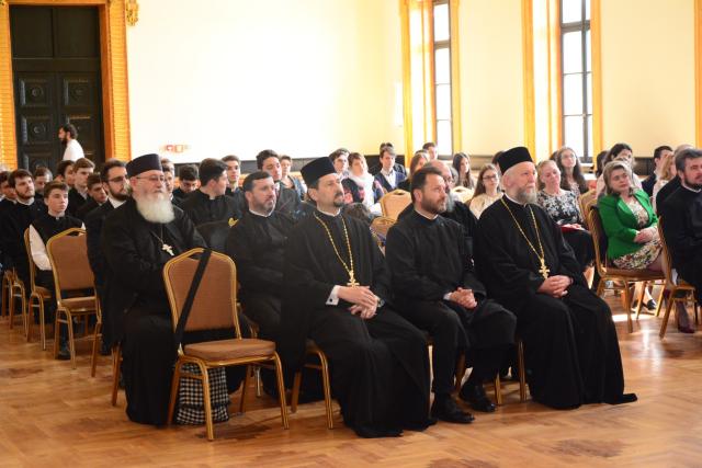 Elevii olimpici, premiaţi de IPS Părinte Mitropolit Teofan