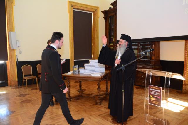 Elevii olimpici, premiaţi de IPS Părinte Mitropolit Teofan