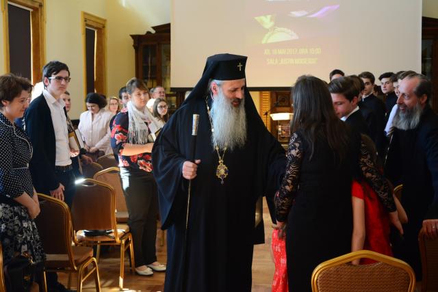 Elevii olimpici, premiaţi de IPS Părinte Mitropolit Teofan