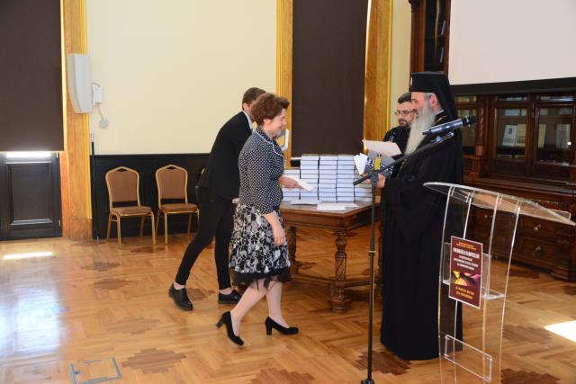 Elevii olimpici, premiaţi de IPS Părinte Mitropolit Teofan