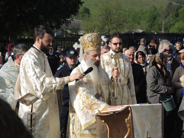 Resfințire de biserică la Crăcăoani: „Biserica este spitalul unde Doctorul este Dumnezeu”