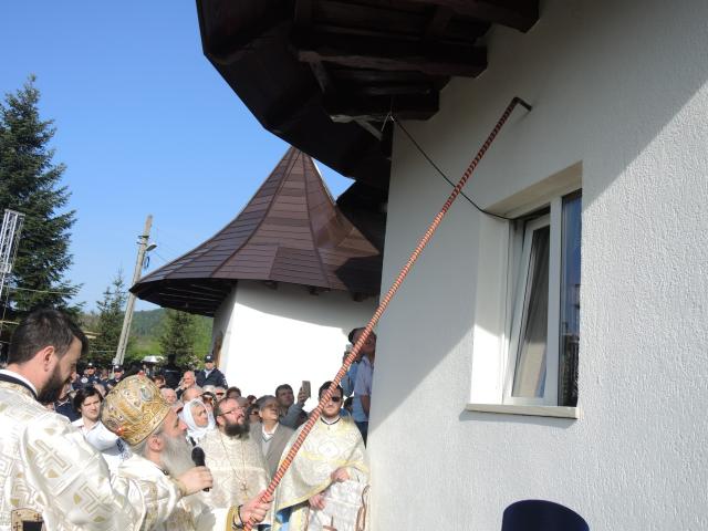 Resfințire de biserică la Crăcăoani: „Biserica este spitalul unde Doctorul este Dumnezeu”