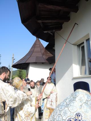 Resfințire de biserică la Crăcăoani: „Biserica este spitalul unde Doctorul este Dumnezeu”