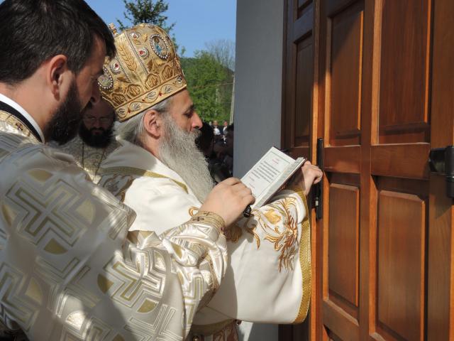 Resfințire de biserică la Crăcăoani: „Biserica este spitalul unde Doctorul este Dumnezeu”