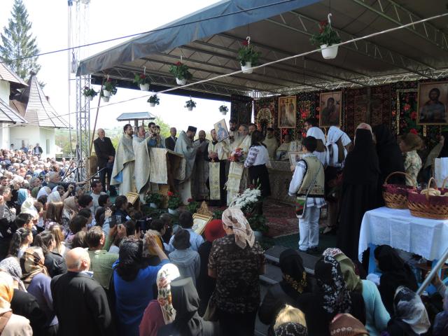 Resfințire de biserică la Crăcăoani: „Biserica este spitalul unde Doctorul este Dumnezeu”