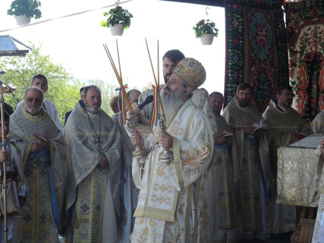 Resfințire de biserică la Crăcăoani: „Biserica este spitalul unde Doctorul este Dumnezeu”
