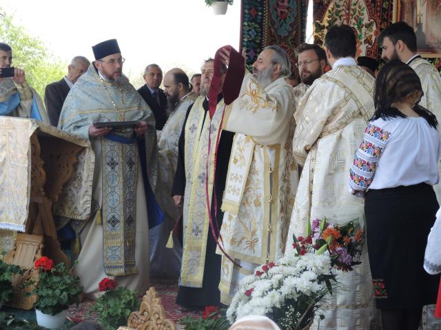 Resfințire de biserică la Crăcăoani: „Biserica este spitalul unde Doctorul este Dumnezeu”
