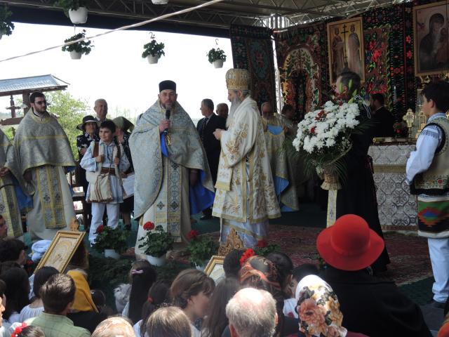 Resfințire de biserică la Crăcăoani: „Biserica este spitalul unde Doctorul este Dumnezeu”