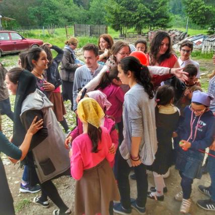 Membri ai ATOR Piatra Neamţ, în vizită la copiii de la şcoala Mănăstirii Paltin