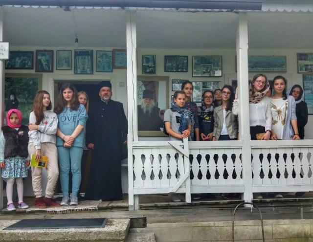 Membri ai ATOR Piatra Neamţ, în vizită la copiii de la şcoala Mănăstirii Paltin