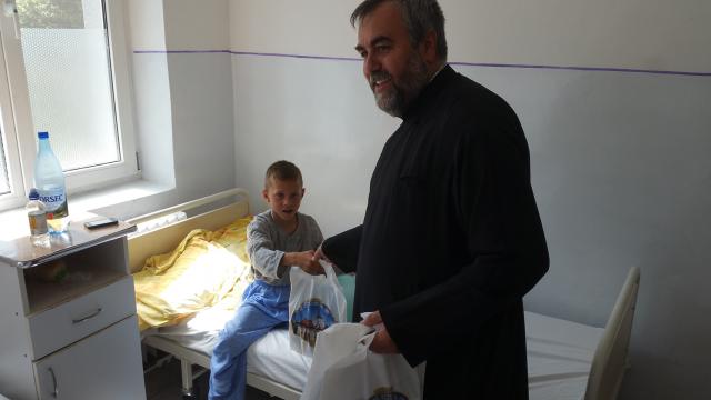 Protoieria Fălticeni a oferit daruri pentru copiii internaţi în Spitalul Municipal la secţia Pediatrie