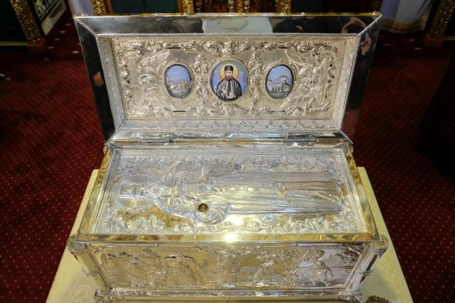 Părintele Patriarh Daniel a sfințit noua raclă pentru moaștele Sfântului Efrem de la Mănăstirea „Radu Vodă”