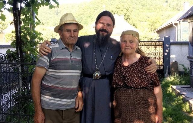 Preasfințitul Părinte Episcop Macarie: „Am învăţat de la părinţii mei ce înseamnă viața, ce înseamnă să ai dragoste și să crezi”