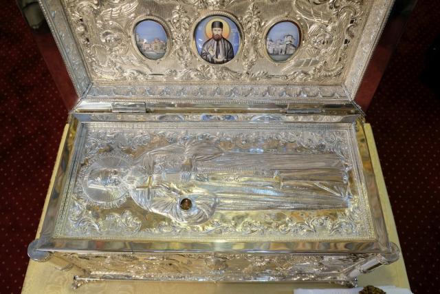 Părintele Patriarh Daniel a sfințit noua raclă pentru moaștele Sfântului Efrem de la Mănăstirea „Radu Vodă”