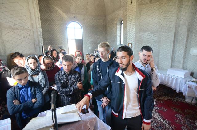 Tinerii ascoreni în misiune în satul Unguroaia