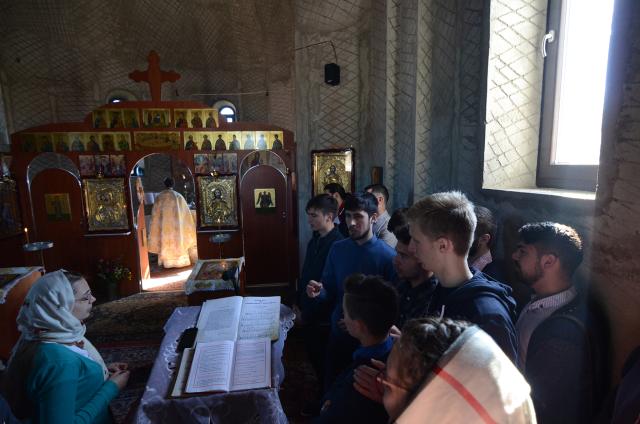 Tinerii ascoreni în misiune în satul Unguroaia