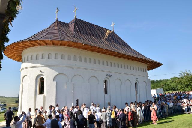 (Video) Sfințire de biserică în Parohia Stânca Roznovanu, județul Iași