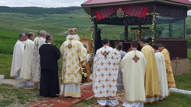 Binecuvântări arhiereşti la Şerbeşti şi Radomireşti