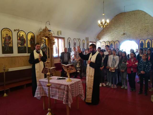 Elevii Şcolii „Mihail Sadoveanu“ din Bacău, premiaţi de Biserică