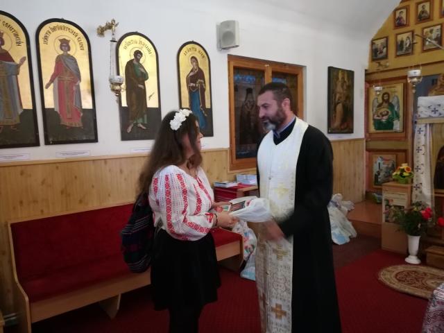 Elevii Şcolii „Mihail Sadoveanu“ din Bacău, premiaţi de Biserică