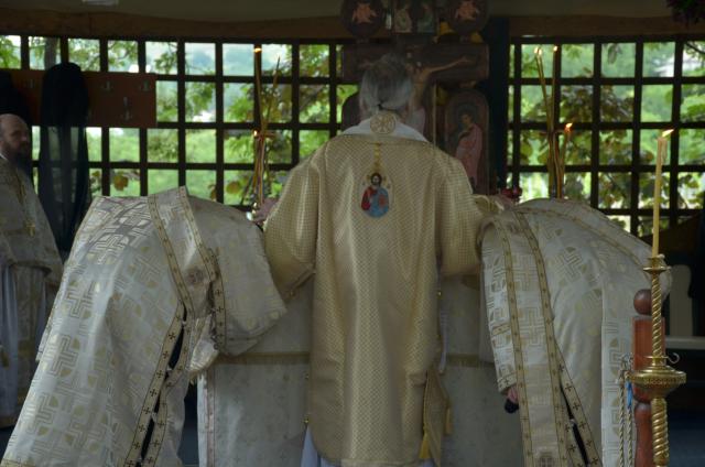 Sfinții Români, sărbătoriți la Mănăstirea Bucium prin Liturghie arhierească