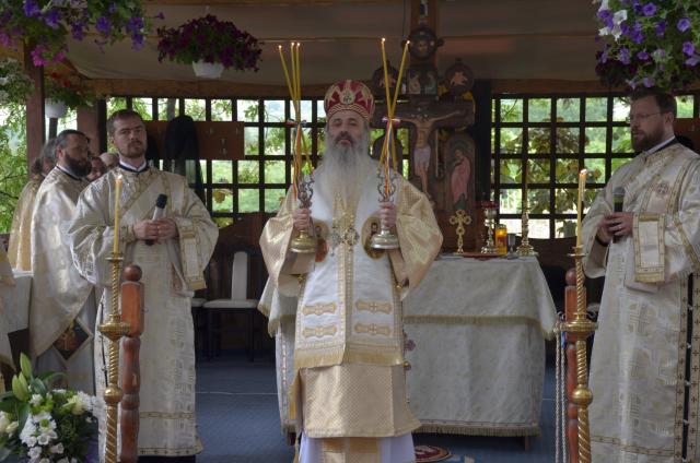 Sfinții Români, sărbătoriți la Mănăstirea Bucium prin Liturghie arhierească
