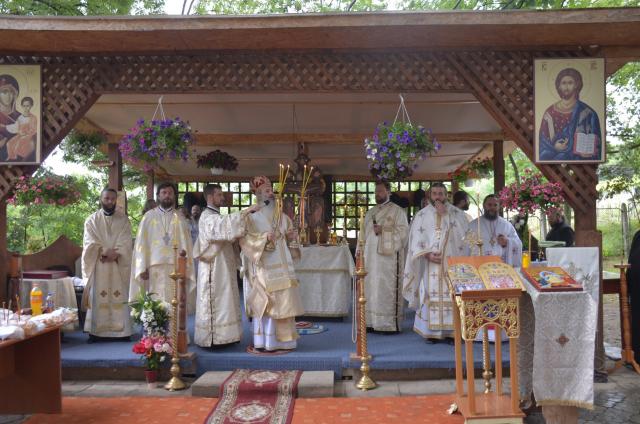 Sfinții Români, sărbătoriți la Mănăstirea Bucium prin Liturghie arhierească
