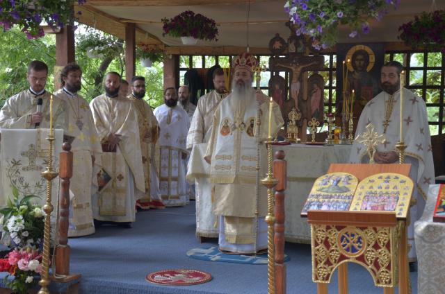 Sfinții Români, sărbătoriți la Mănăstirea Bucium prin Liturghie arhierească