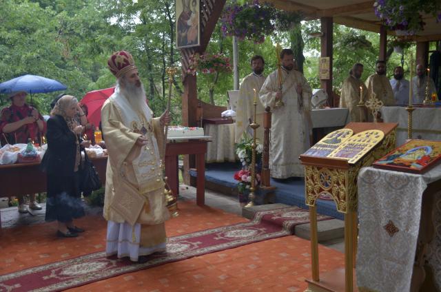 Sfinții Români, sărbătoriți la Mănăstirea Bucium prin Liturghie arhierească