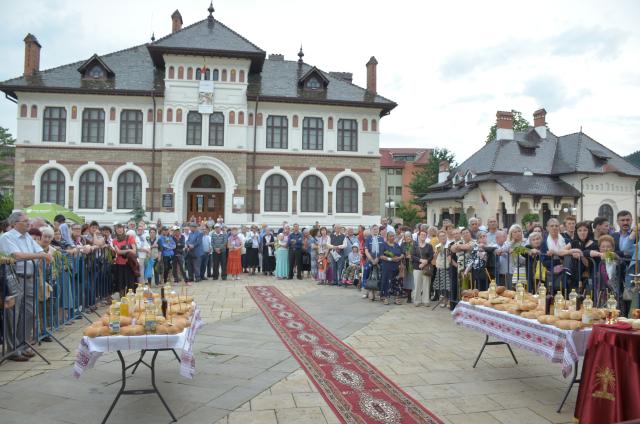 Procesiune cu sfinte moaște la Piatra Neamț, cu ocazia sărbătorii Nașterea Sfântului Ioan Botezătorul