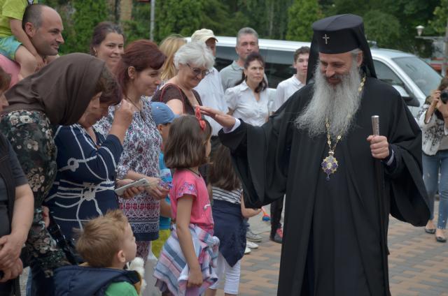 Procesiune cu sfinte moaște la Piatra Neamț, cu ocazia sărbătorii Nașterea Sfântului Ioan Botezătorul