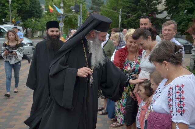 Procesiune cu sfinte moaște la Piatra Neamț, cu ocazia sărbătorii Nașterea Sfântului Ioan Botezătorul