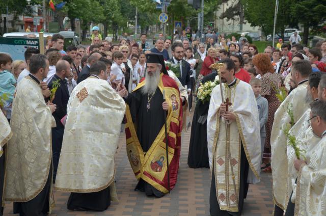 Procesiune cu sfinte moaște la Piatra Neamț, cu ocazia sărbătorii Nașterea Sfântului Ioan Botezătorul