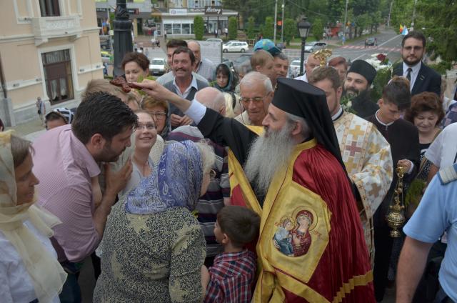 Procesiune cu sfinte moaște la Piatra Neamț, cu ocazia sărbătorii Nașterea Sfântului Ioan Botezătorul
