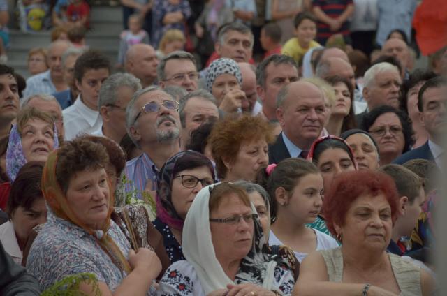 Procesiune cu sfinte moaște la Piatra Neamț, cu ocazia sărbătorii Nașterea Sfântului Ioan Botezătorul