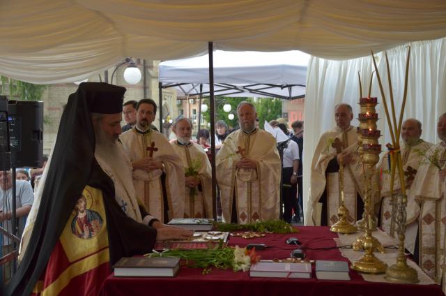 Procesiune cu sfinte moaște la Piatra Neamț, cu ocazia sărbătorii Nașterea Sfântului Ioan Botezătorul