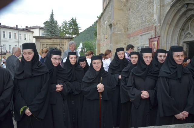 Procesiune cu sfinte moaște la Piatra Neamț, cu ocazia sărbătorii Nașterea Sfântului Ioan Botezătorul