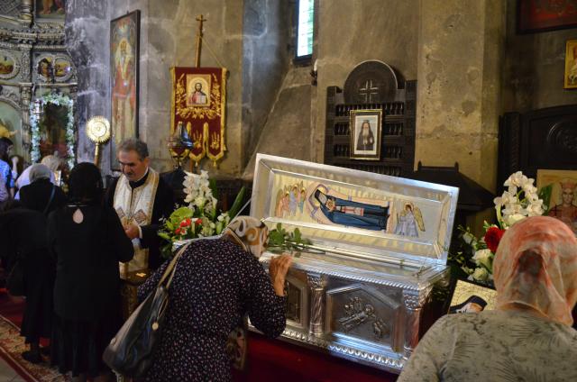 Procesiune cu sfinte moaște la Piatra Neamț, cu ocazia sărbătorii Nașterea Sfântului Ioan Botezătorul