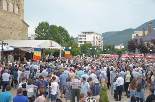 Procesiune cu sfinte moaște la Piatra Neamț, cu ocazia sărbătorii Nașterea Sfântului Ioan Botezătorul