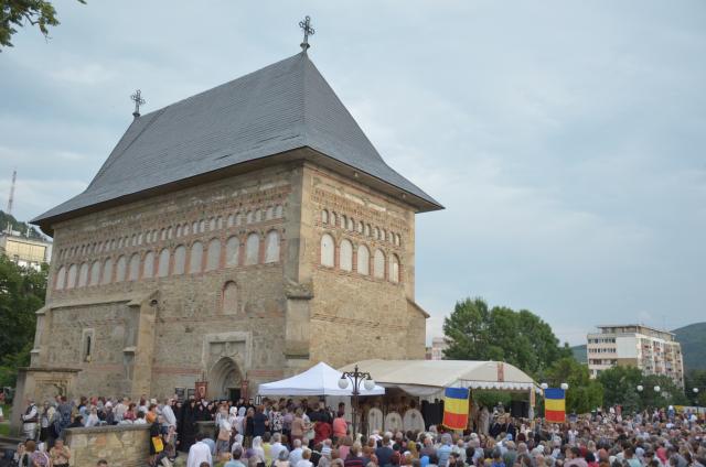 Procesiune cu sfinte moaște la Piatra Neamț, cu ocazia sărbătorii Nașterea Sfântului Ioan Botezătorul