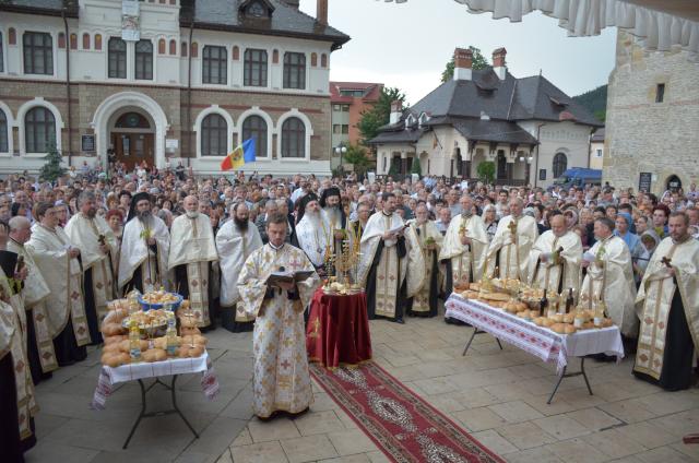 Procesiune cu sfinte moaște la Piatra Neamț, cu ocazia sărbătorii Nașterea Sfântului Ioan Botezătorul