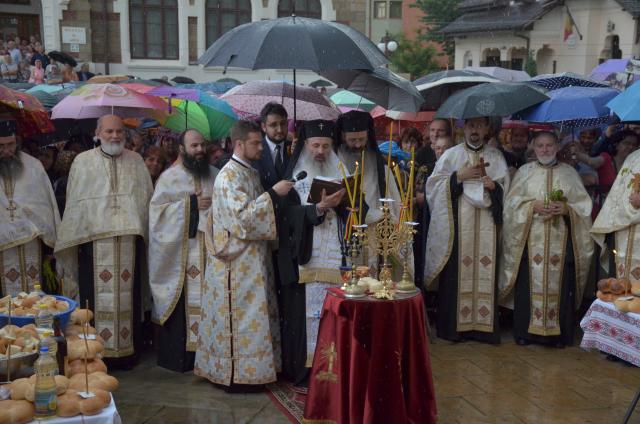 Procesiune cu sfinte moaște la Piatra Neamț, cu ocazia sărbătorii Nașterea Sfântului Ioan Botezătorul
